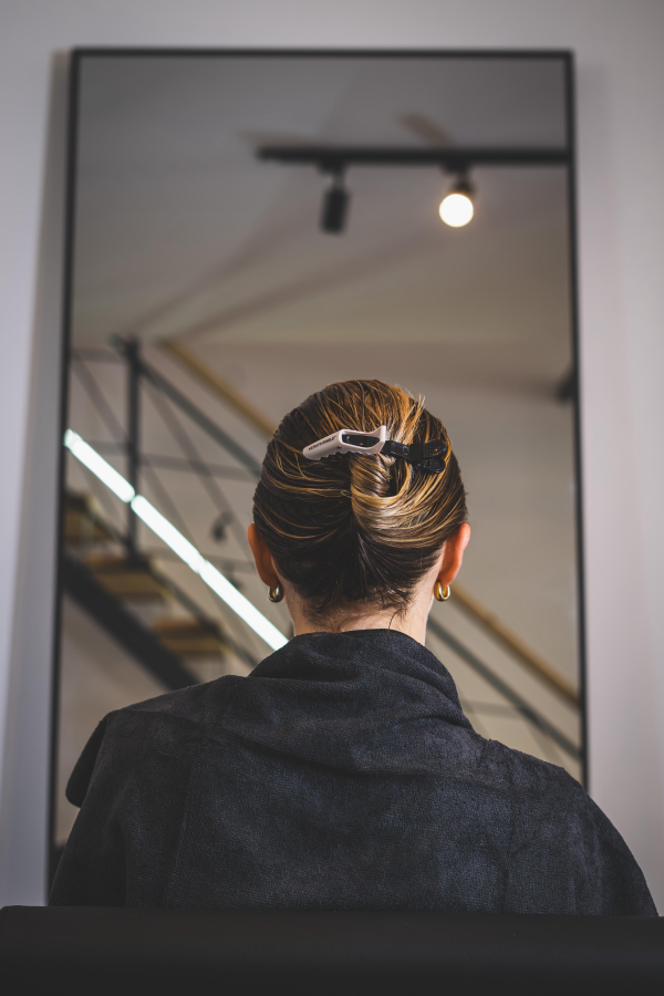 frizura zene u crnom uslikane od pozadi