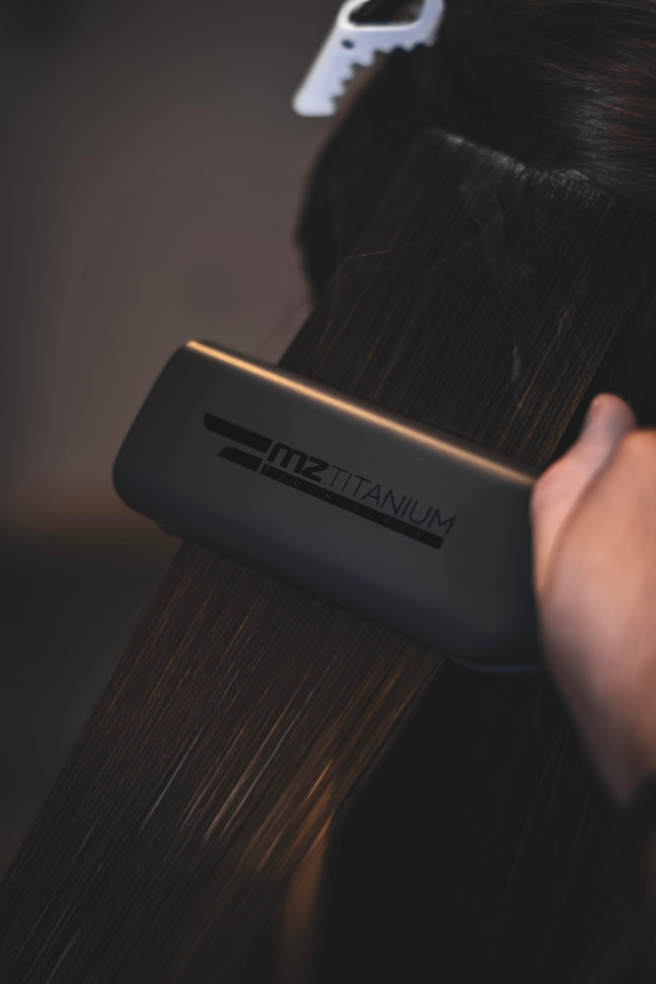 ruka koja sa masinom sredjuje kosu